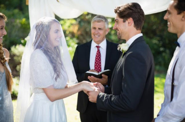 man-tells-his-bride-not-to-wear-white-wedding-dress-since-she-s-not-a